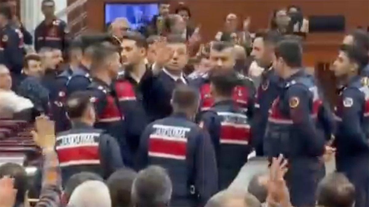 İBB DAVASI 4. GÜN SON DAKİKA: Ekrem İmamoğlu bariyerleri aştı, mahkemeyi karıştırdı! Akılamaz şov! Duruşma ertelendi... 7