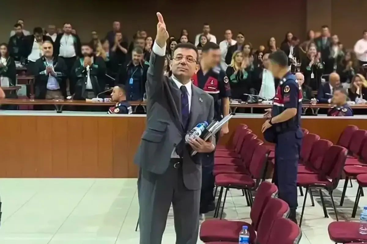 İBB DAVASI 4. GÜN SON DAKİKA: Ekrem İmamoğlu bariyerleri aştı, mahkemeyi karıştırdı! Akılamaz şov! Duruşma ertelendi... 4