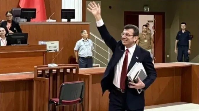 İBB DAVASI 4. GÜN SON DAKİKA: Ekrem İmamoğlu bariyerleri aştı, mahkemeyi karıştırdı! Akılamaz şov! Duruşma ertelendi... 5