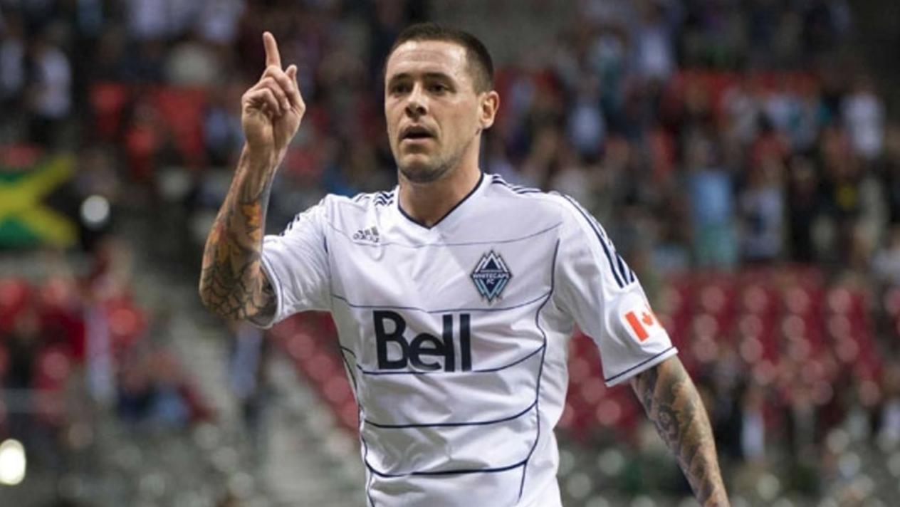 Üst üste 2 forma giyen futbolcu, birini gol sevincinde çıkarırsa kart görür mü? 5