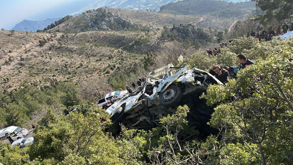 Katliam gibi kaza! İşçi servisi uçuruma yuvarlandı: Çok sayıda ölü ve yaralı var 1