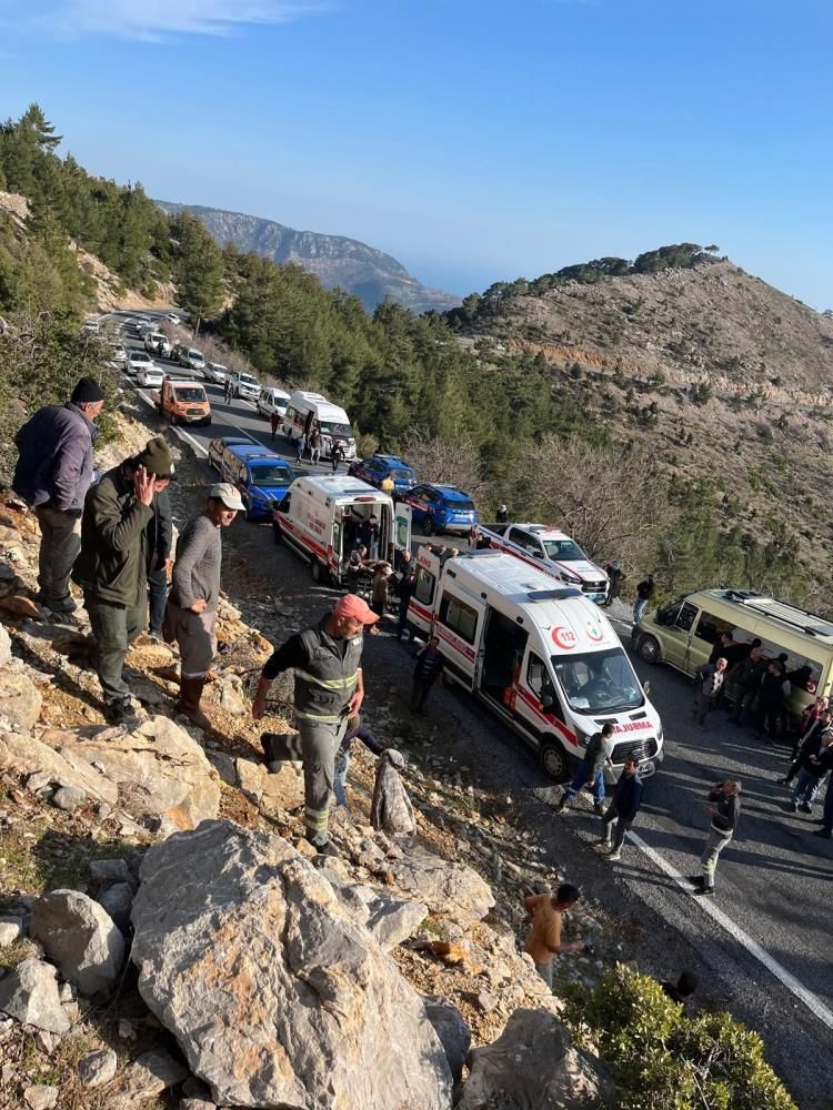 Katliam gibi kaza! İşçi servisi uçuruma yuvarlandı: Çok sayıda ölü ve yaralı var 3