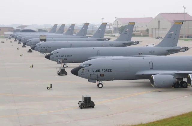 Orta Doğu'da en sıcak gece... Trump görüntüleri paylaştı: ABD, İran petrolünün kalbi Hark Adası'nı vurdu! 7