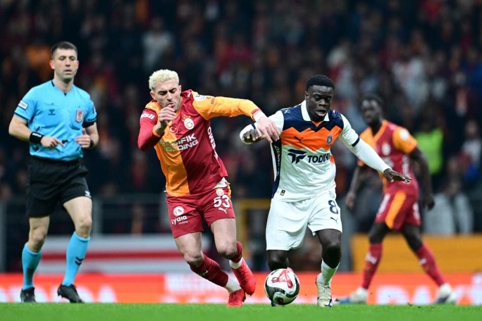 Galatasaray maçında çıkan kırmızı kart eski hakemleri ikiye böldü! İşte maçın kaderini değiştiren karar hakkındaki yorumlar 1