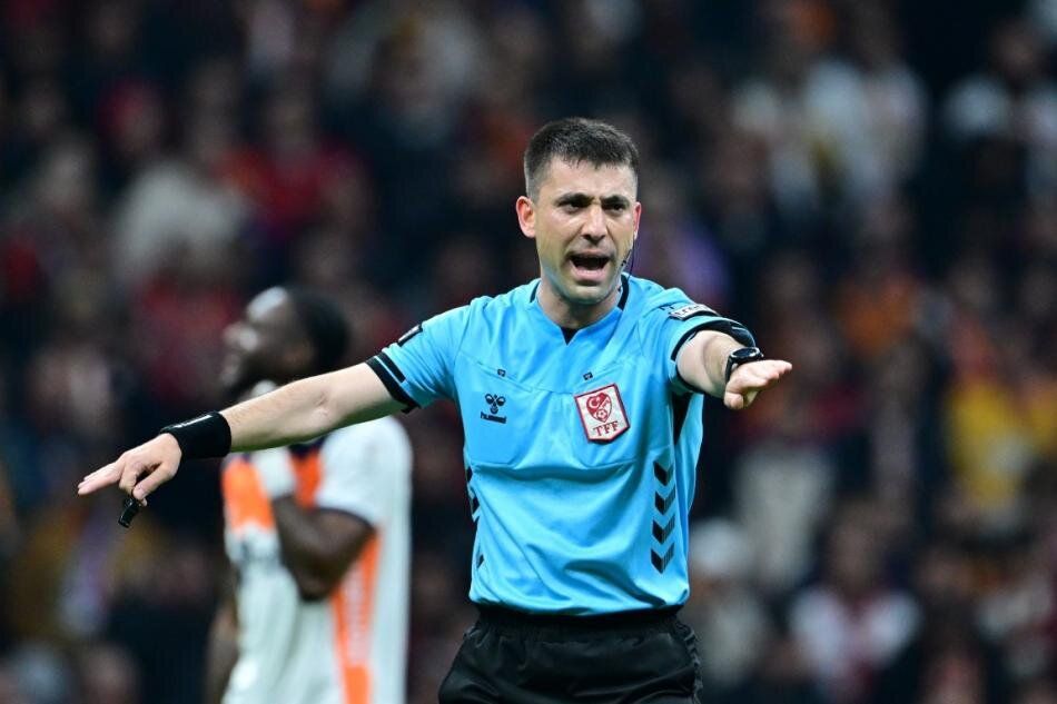 Galatasaray maçında çıkan kırmızı kart eski hakemleri ikiye böldü! İşte maçın kaderini değiştiren karar hakkındaki yorumlar 2