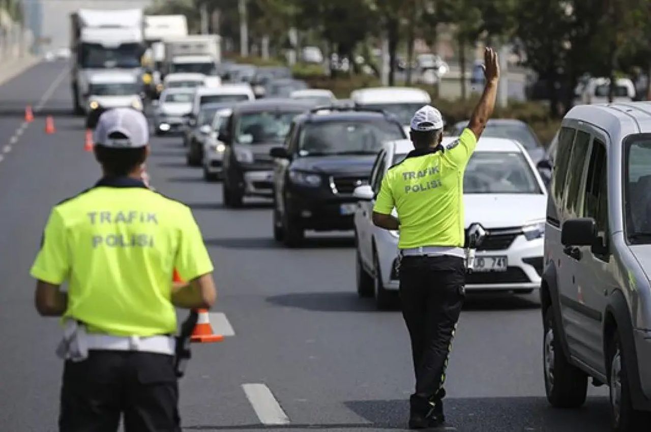 Araçta bu ekranlara sahipseniz dikkat: 1 Nisan'dan itibaren 21 bin tl ceza ve trafikten men 4