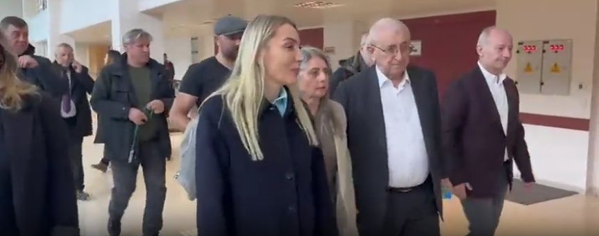 İBB davasında kritik pazartesi: Başlamadan ertelendi! CHP'li Turan Taşkın Özer avukat cübbesiyle geldi! Mahkeme heyeti salonu terk etti... 6