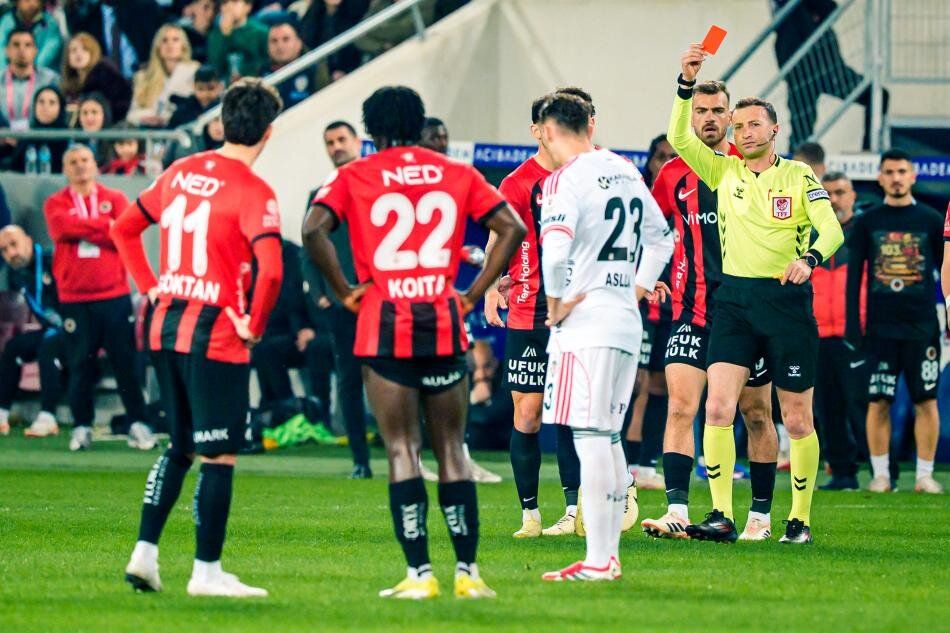 "Gençlerbirliği - Beşiktaş maçında çıkan kırmızı kart hatalı" Trio son noktayı koydu 2