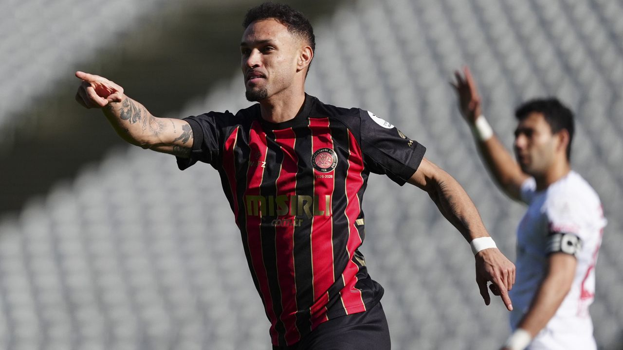 Yapay zeka Süper Lig'in şampiyonunu ve küme düşecek 3 takımı açıkladı! Ligde yarış tamamen bitti: Zirvenin sahibi %96.1 oranla belli oldu 6