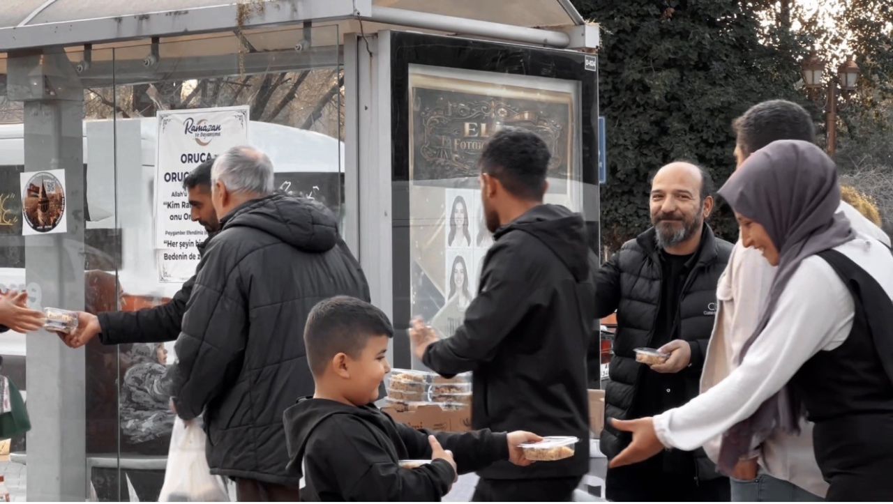 Manisa'da esnaftan İlber Ortaylı için helva hayrı 2