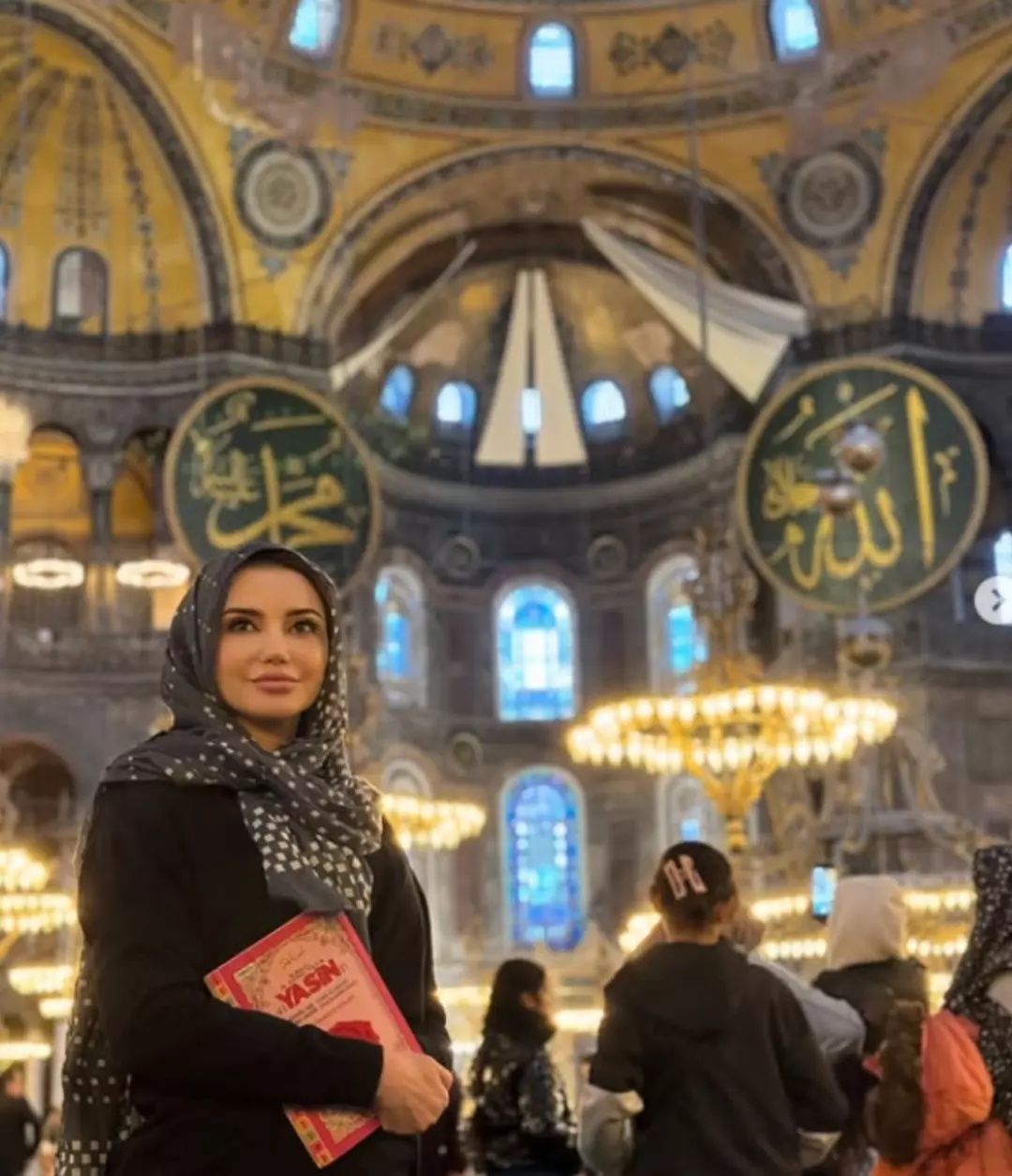 Esra Ezmeci'den Ayasofya'da başörtülü poz: Sosyal medya ikiye bölündü! 1