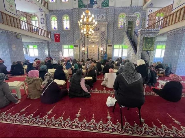 "Camiye siyaset sokulmaz" diyen CHP'liler bu görüntülere ne diyecek? Sancaktepe Belediye Başkan Vekili lknur Ünlü camiye mikrofonla girdi... 3