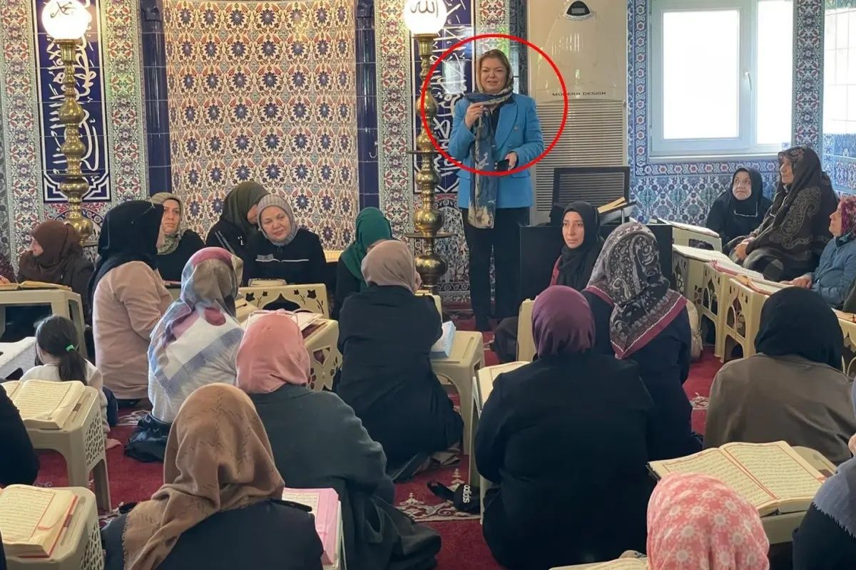 "Camiye siyaset sokulmaz" diyen CHP'liler bu görüntülere ne diyecek? Sancaktepe Belediye Başkan Vekili lknur Ünlü camiye mikrofonla girdi... 1