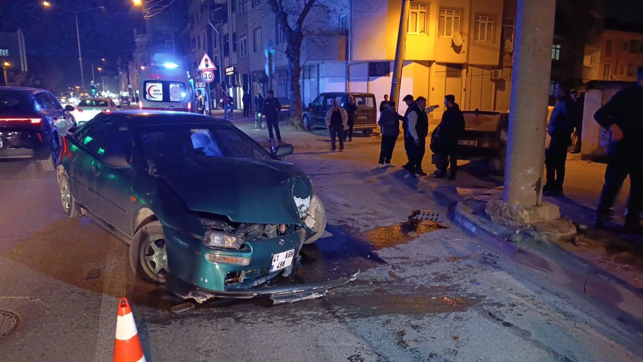 Adres Bursa: Kontrolden çıkan otomobil direğe çarptı! 3 yaralı 4