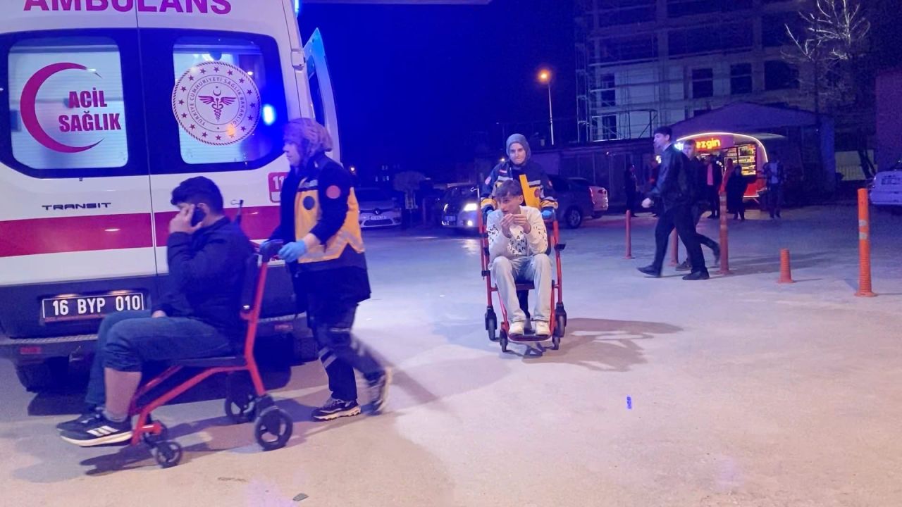 Adres Bursa: Kontrolden çıkan otomobil direğe çarptı! 3 yaralı 3