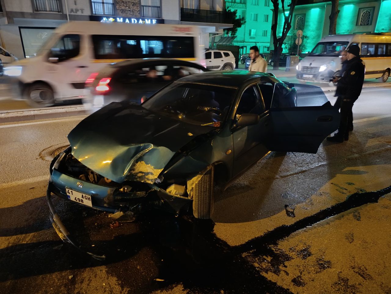 Adres Bursa: Kontrolden çıkan otomobil direğe çarptı! 3 yaralı 2