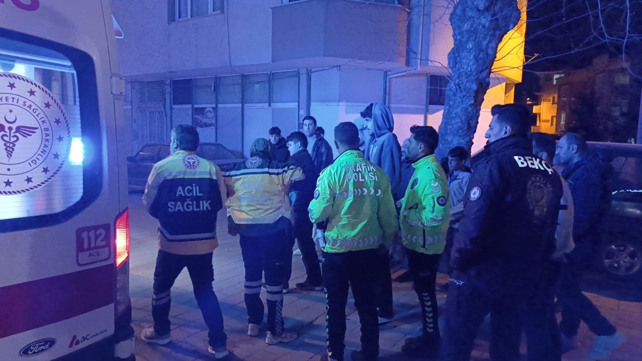 Adres Bursa: Kontrolden çıkan otomobil direğe çarptı! 3 yaralı 1