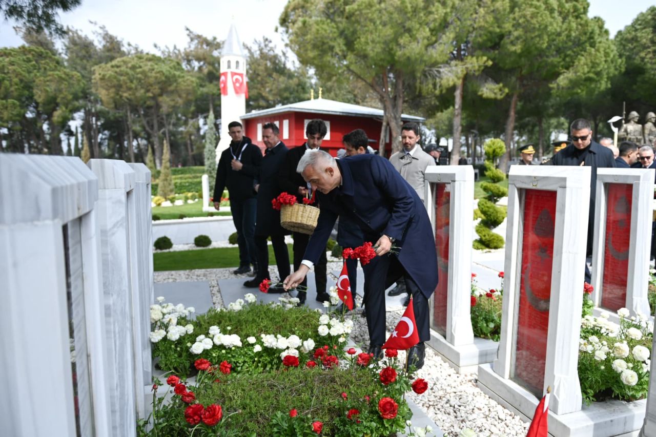 Çanakkale Destanı 111 yıl sonra aynı ruhla anıldı! Bakan Ersoy: “Güçlünün değil haklının galip geleceğini buradan bir kez daha ilan ediyoruz” 10
