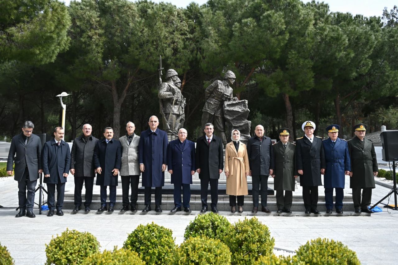 Çanakkale Destanı 111 yıl sonra aynı ruhla anıldı! Bakan Ersoy: “Güçlünün değil haklının galip geleceğini buradan bir kez daha ilan ediyoruz” 11