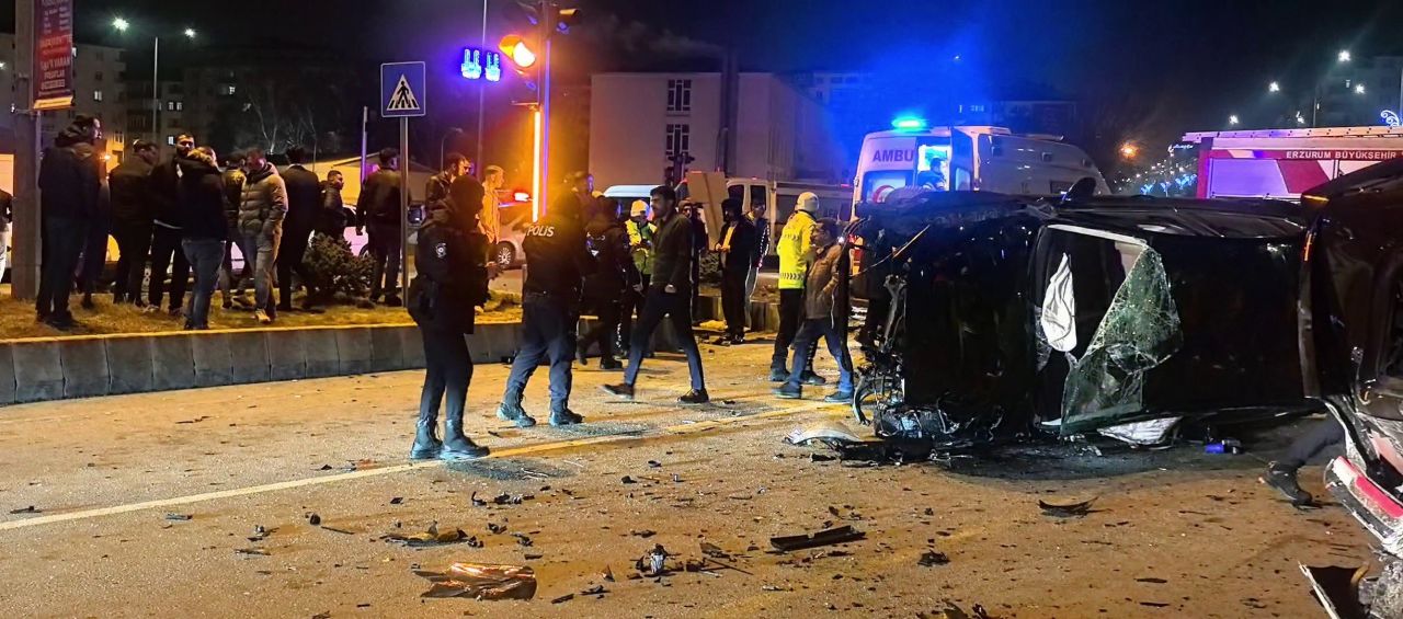 Erzurum'da feci kaza! Kavşak adeta savaş alanına döndü 1