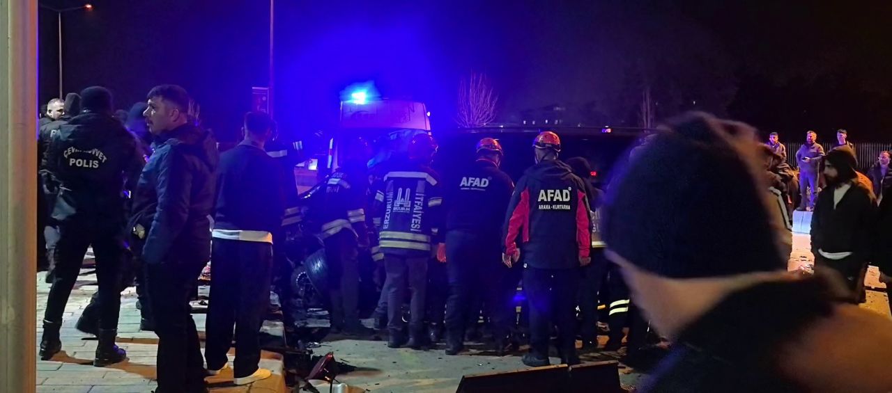 Erzurum'da feci kaza! Kavşak adeta savaş alanına döndü 3