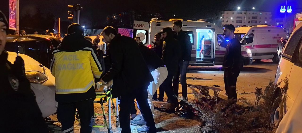 Erzurum'da feci kaza! Kavşak adeta savaş alanına döndü 5