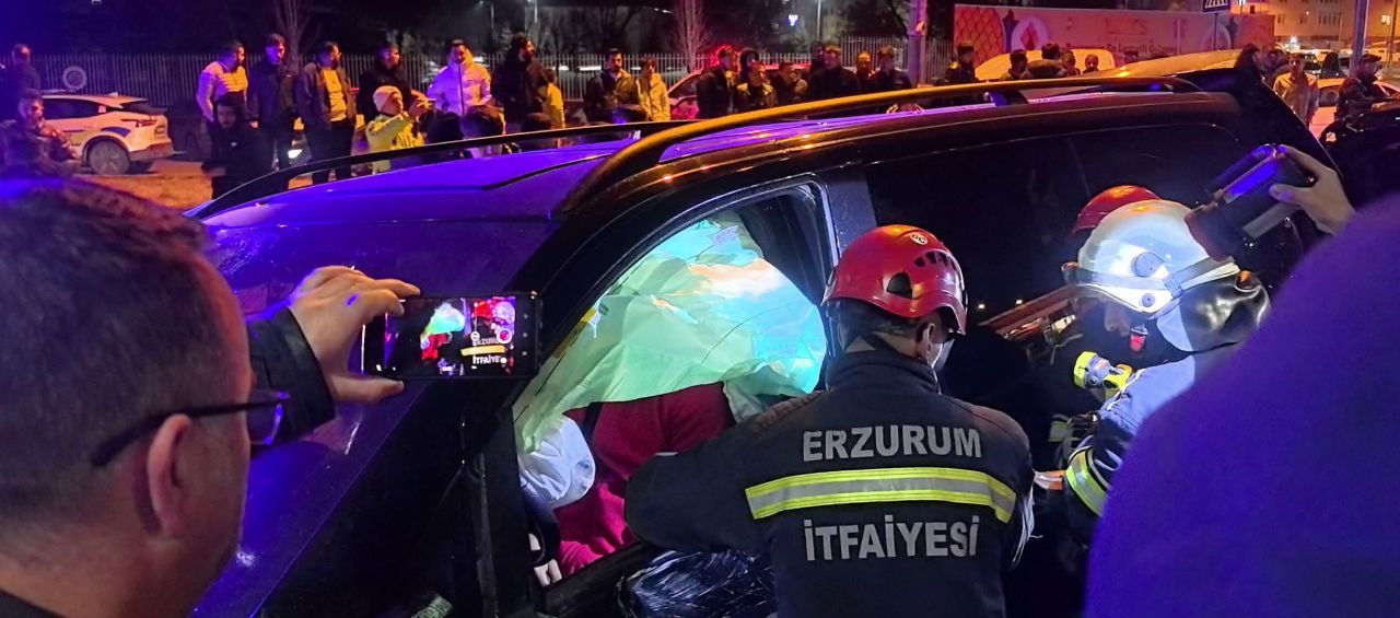 Erzurum'da feci kaza! Kavşak adeta savaş alanına döndü 4