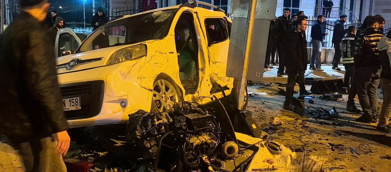 Erzurum'da feci kaza! Kavşak adeta savaş alanına döndü 2