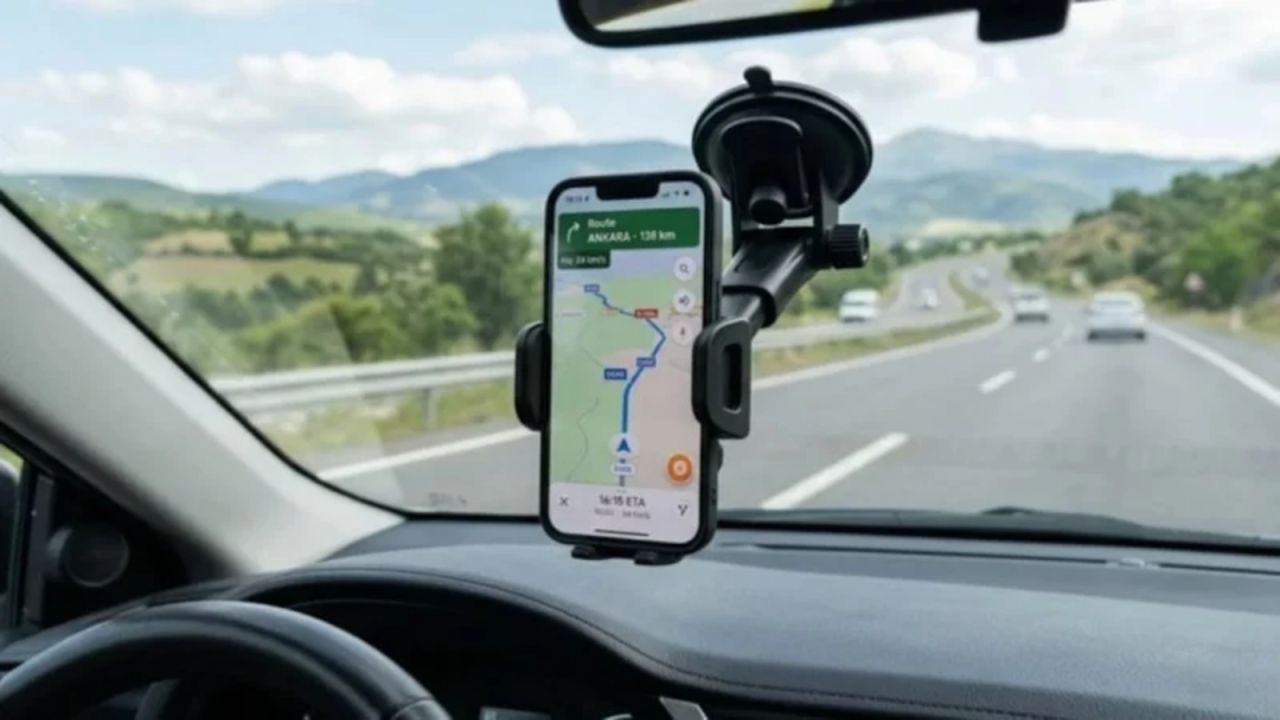 Trafikte yeni yasak: Ön cama telefon takana 21 bin TL ceza! 1 Nisan'da yeni dönem başlıyor 3