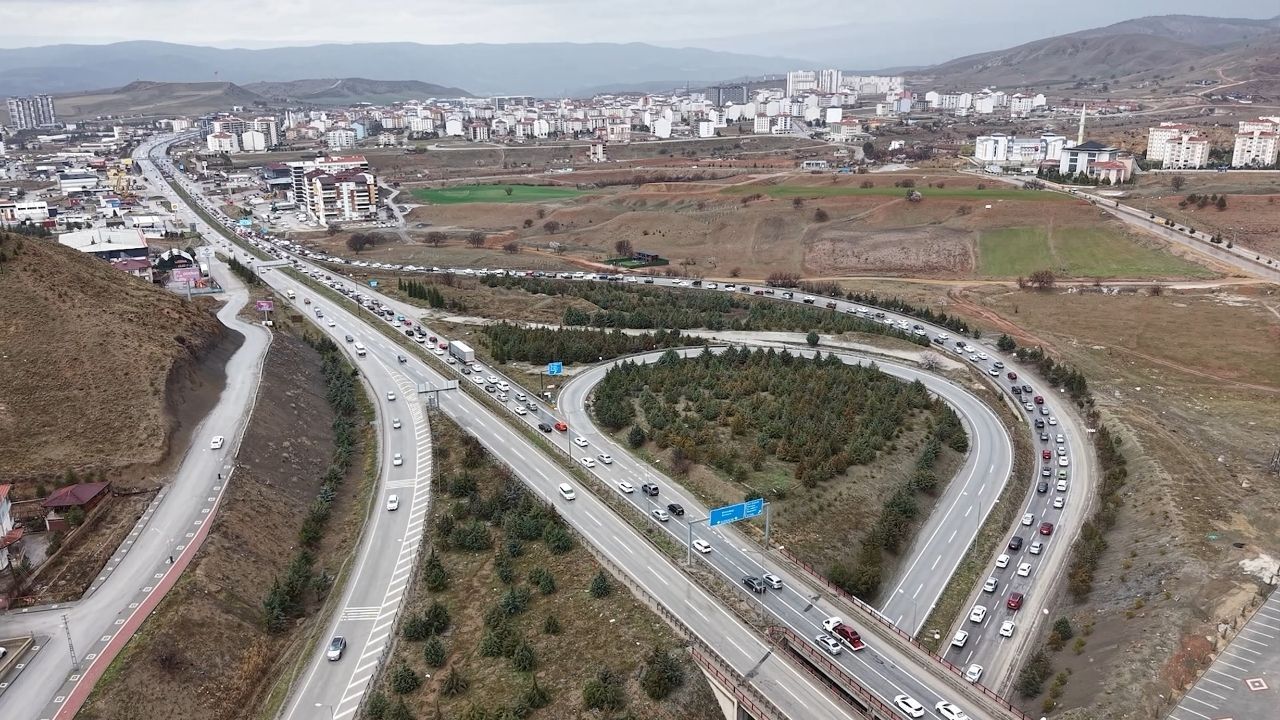 Bayram bitiyor, okullar açılıyor! Dönüş trafiği başladı 5