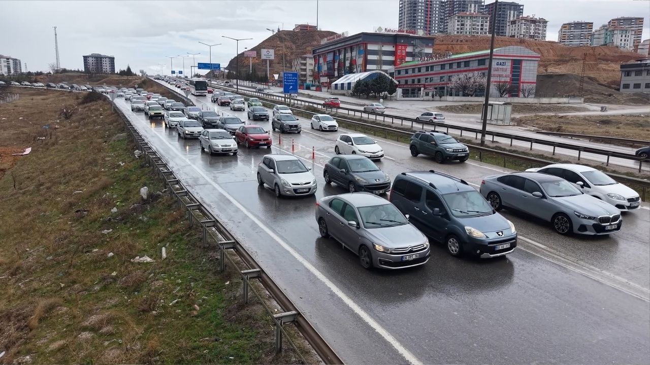 Bayram bitiyor, okullar açılıyor! Dönüş trafiği başladı 6