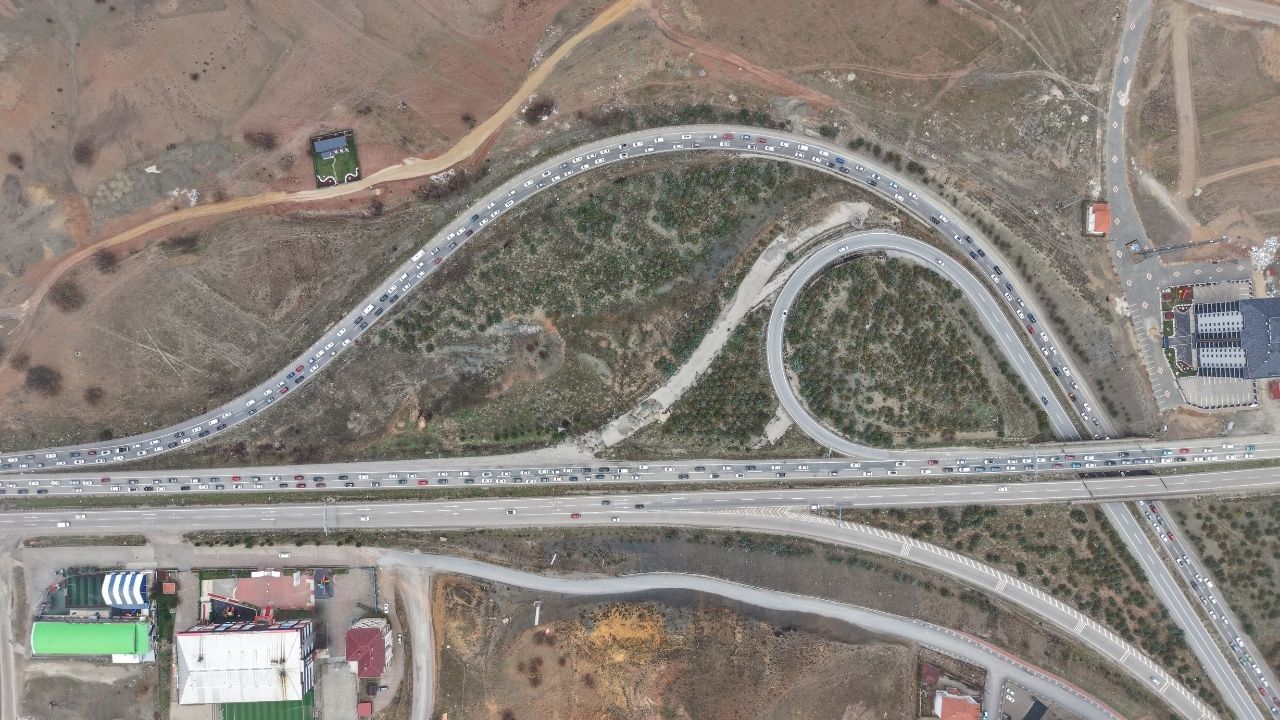 Bayram bitiyor, okullar açılıyor! Dönüş trafiği başladı 3
