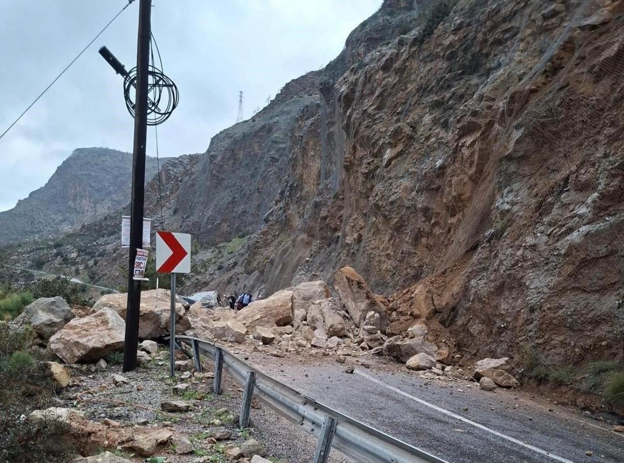 Mersin-Antalya karayolunda heyelan: Yol trafiğe kapandı, 1 yaralı 5