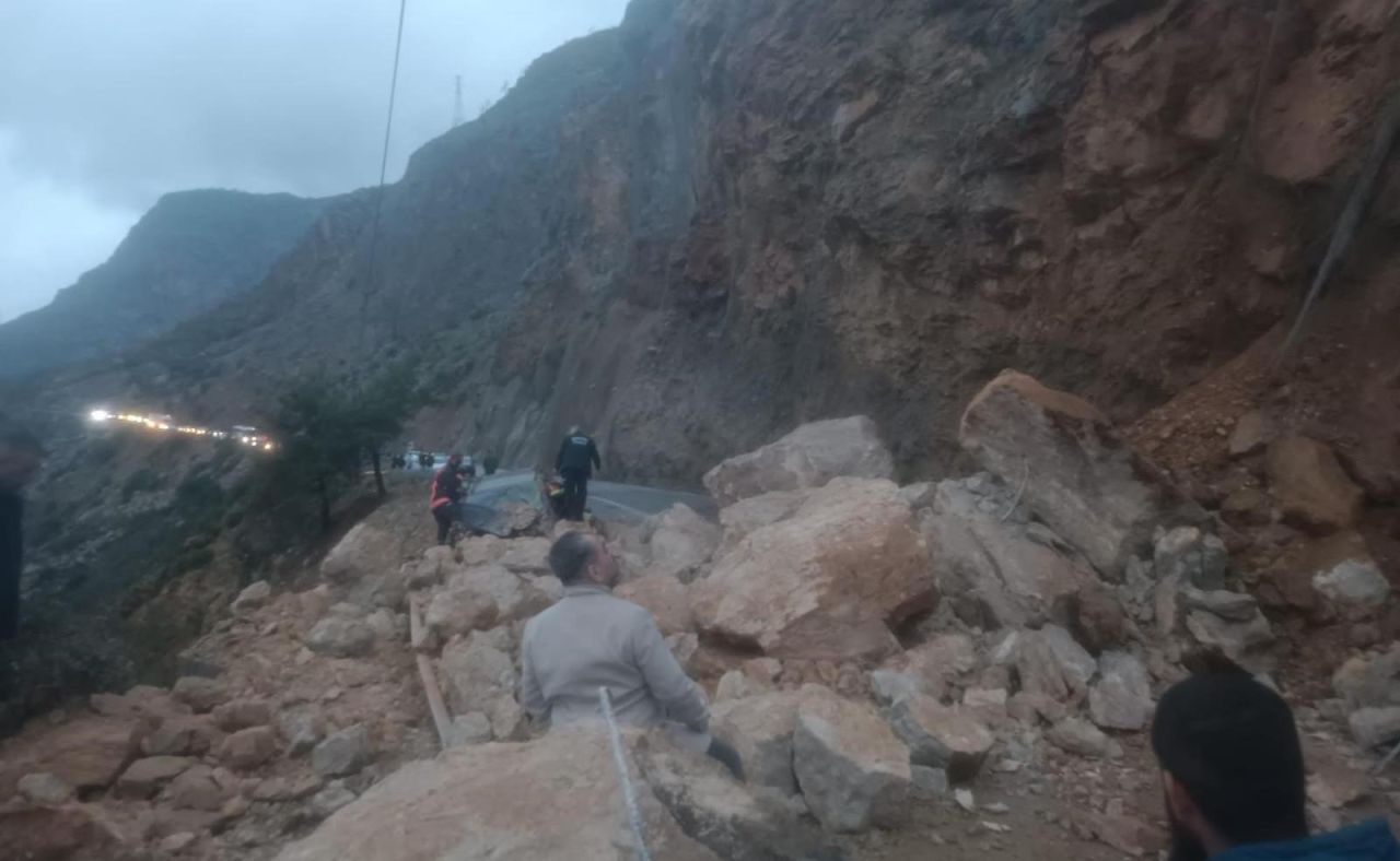 Mersin-Antalya karayolunda heyelan: Yol trafiğe kapandı, 1 yaralı 3