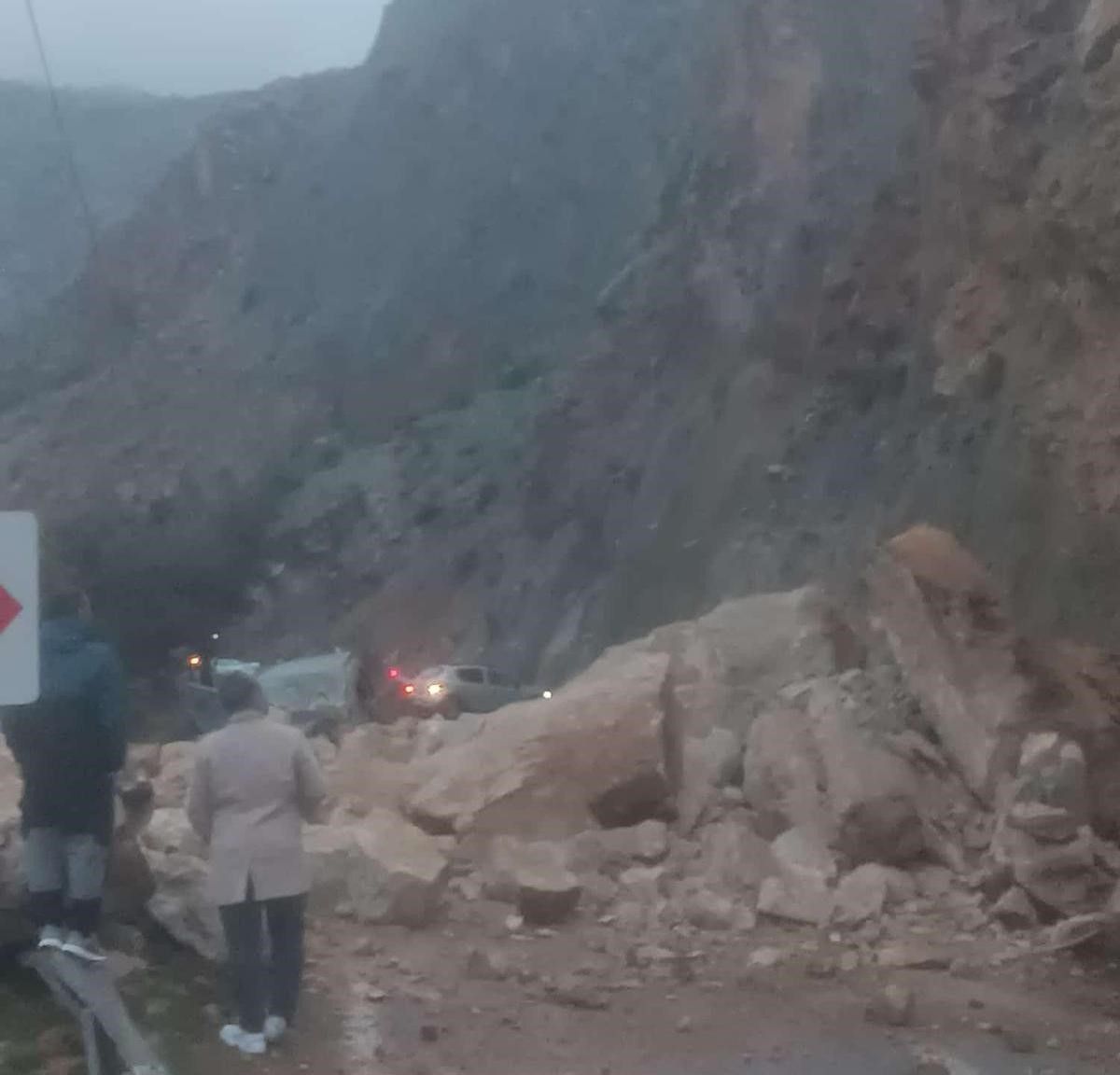 Mersin-Antalya karayolunda heyelan: Yol trafiğe kapandı, 1 yaralı 4