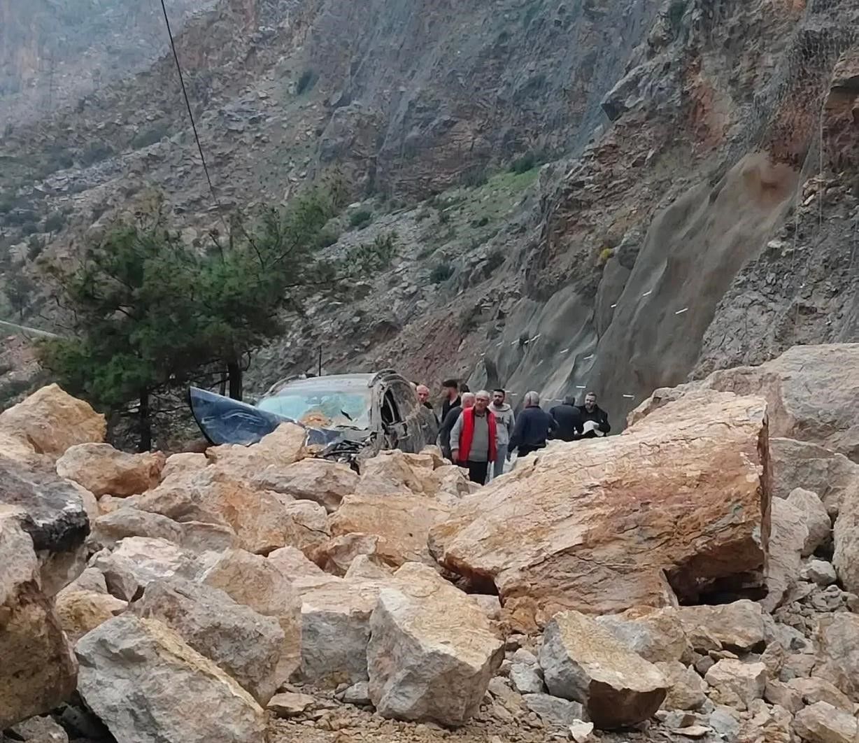 Mersin-Antalya karayolunda heyelan: Yol trafiğe kapandı, 1 yaralı 2
