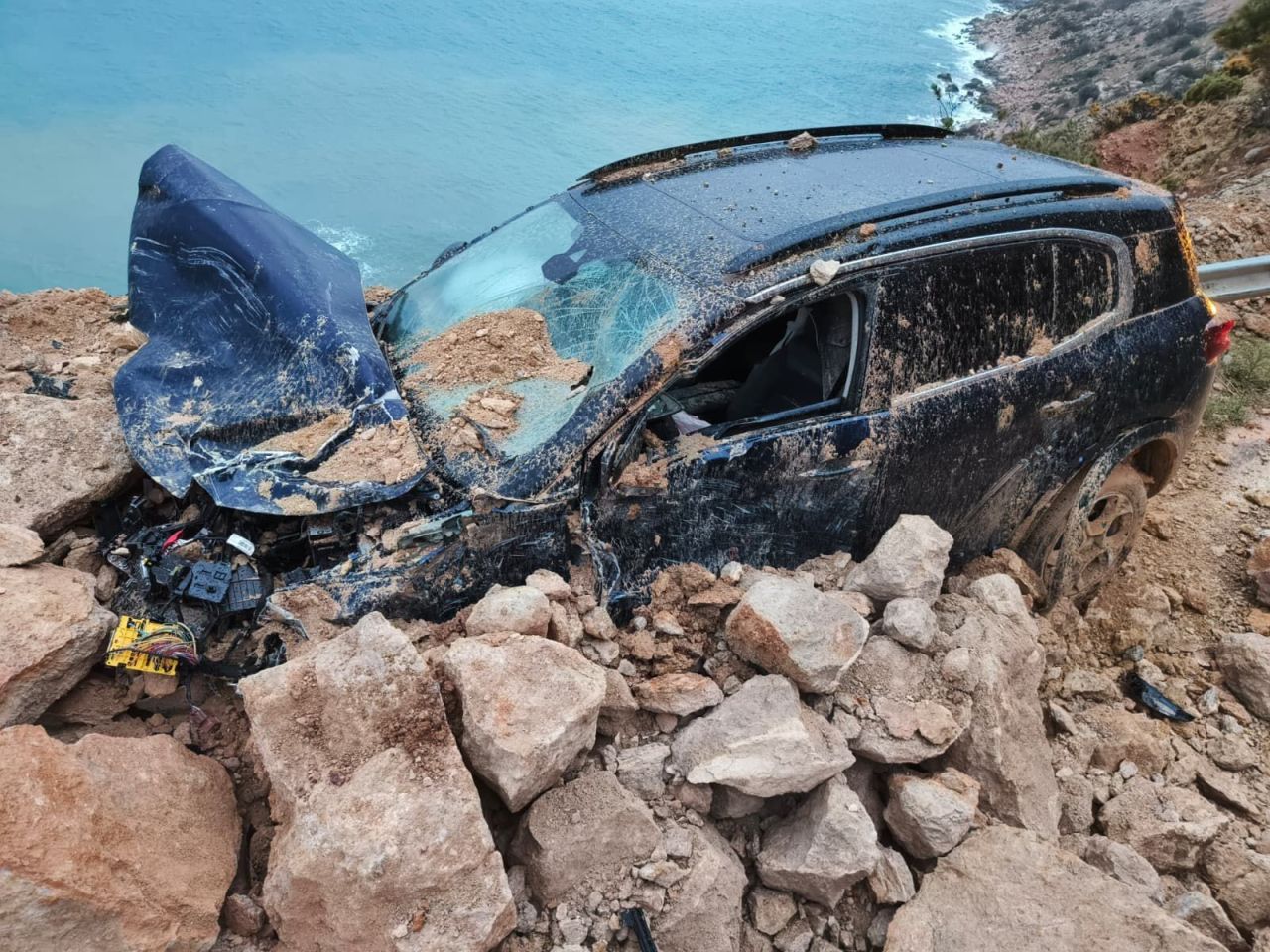 Mersin-Antalya karayolunda heyelan: Yol trafiğe kapandı, 1 yaralı 1