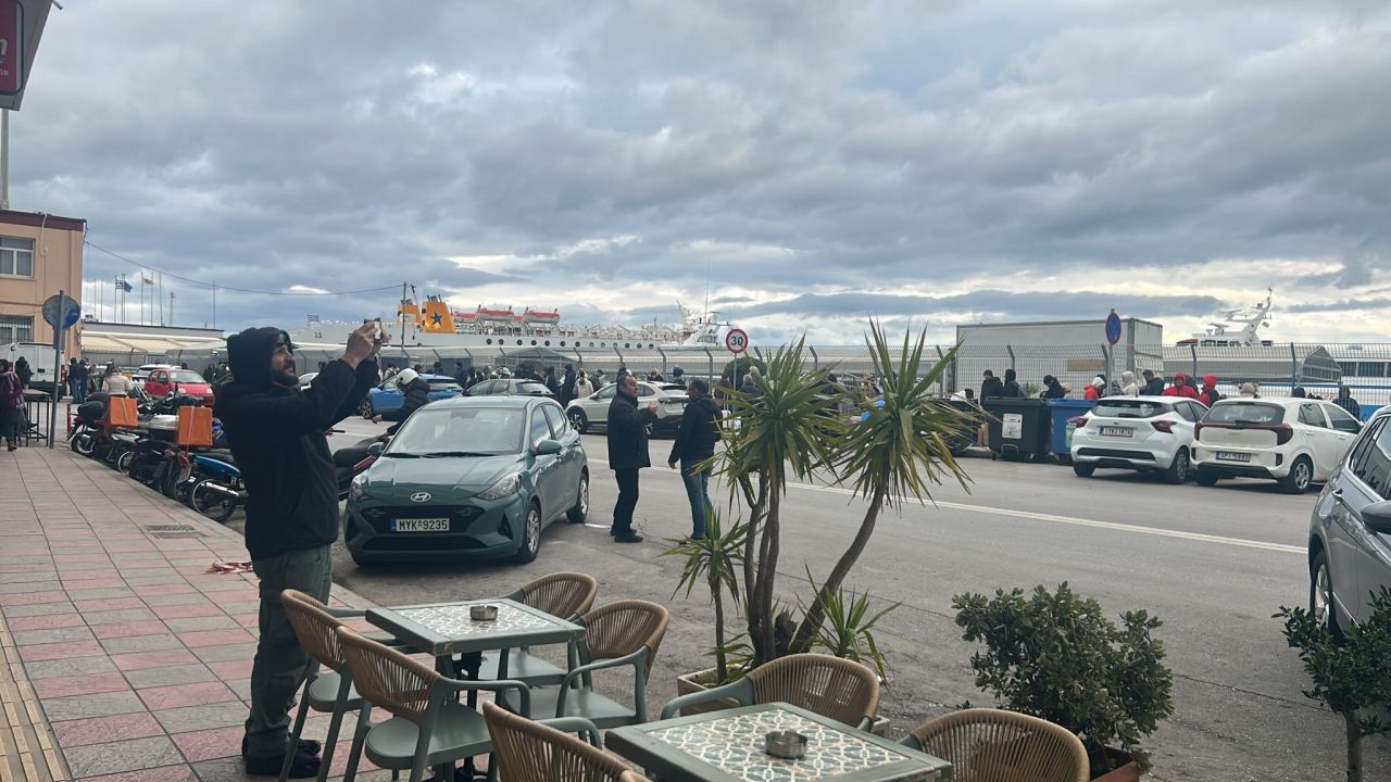 Midilli Adası'nda hayatı felç eden grev: Yunan çiftçilerin eylemi Türk tatilcileri vurdu 3