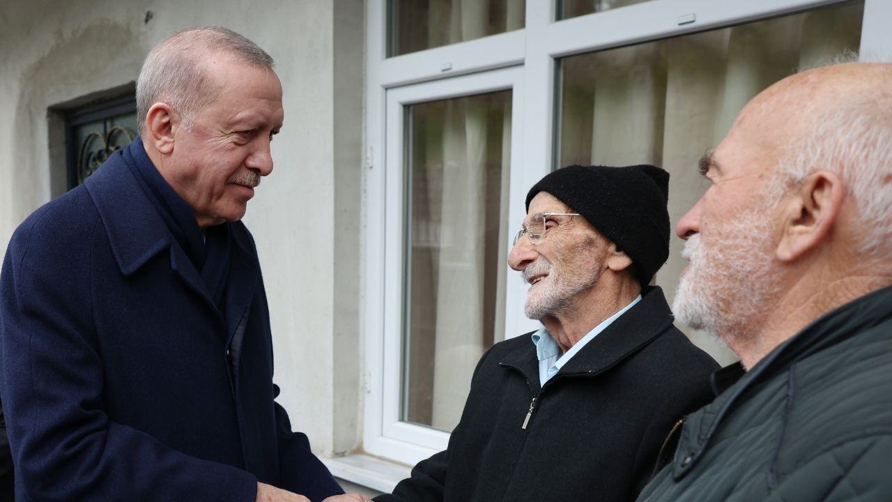 Cumhurbaşkanı Erdoğan Rize'de! Komşuları ile bayramlaştı 1