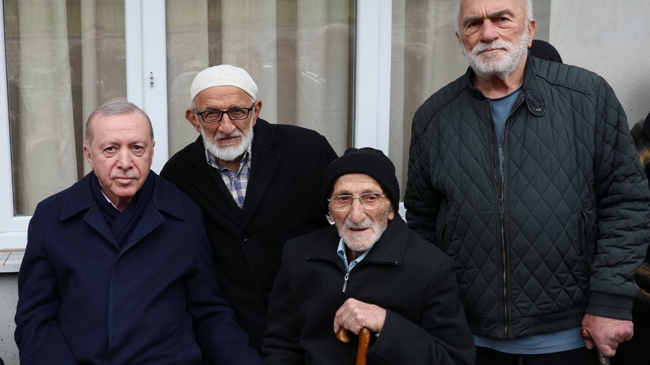 Cumhurbaşkanı Erdoğan Rize'de! Komşuları ile bayramlaştı 3