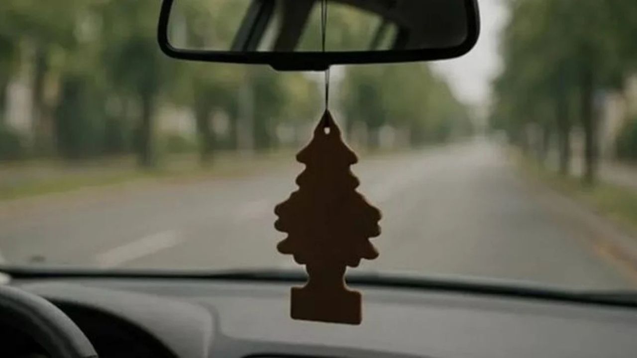 DİKİZ AYNASINA ARAÇ KOKUSU ASMAK YASAK MI? Araçlarda koku yasaklandı mı, hangi durumlarda ceza verilir? 1