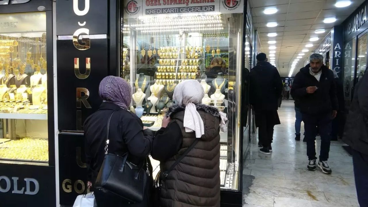 Kuyumcularda altın yoğunluğu! Fiyatlar düştü, vatandaş koştu: "Dükkanı açmamla birlikte almaya geldiler" 2