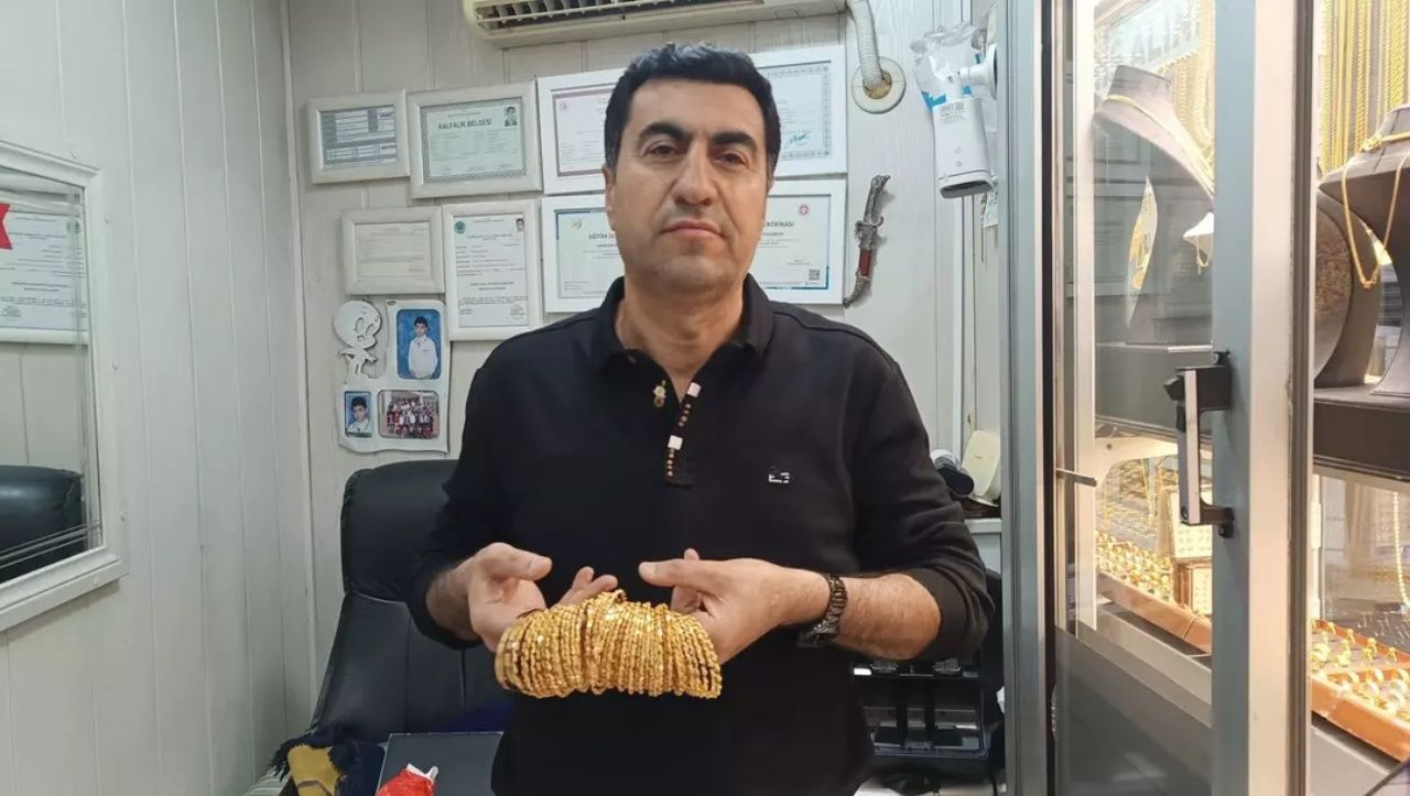 Kuyumcularda altın yoğunluğu! Fiyatlar düştü, vatandaş koştu: "Dükkanı açmamla birlikte almaya geldiler" 3