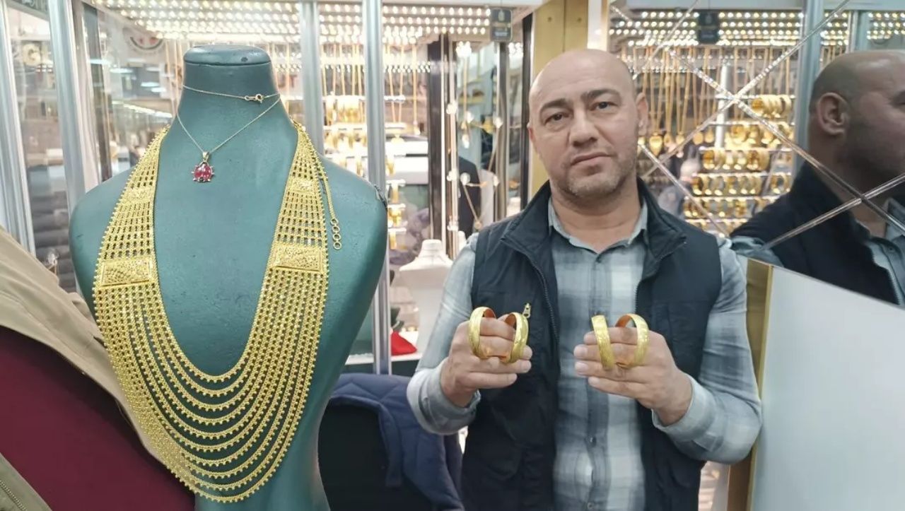 Kuyumcularda altın yoğunluğu! Fiyatlar düştü, vatandaş koştu: "Dükkanı açmamla birlikte almaya geldiler" 4