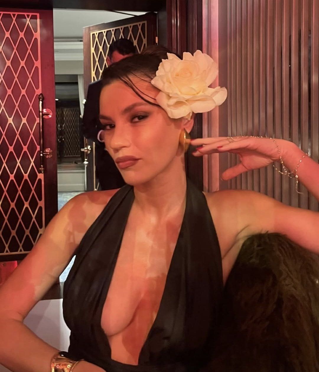 Yüsra Geyik'in yeni projesi: Operasyon Alesta! Subay rolüne girecek 2