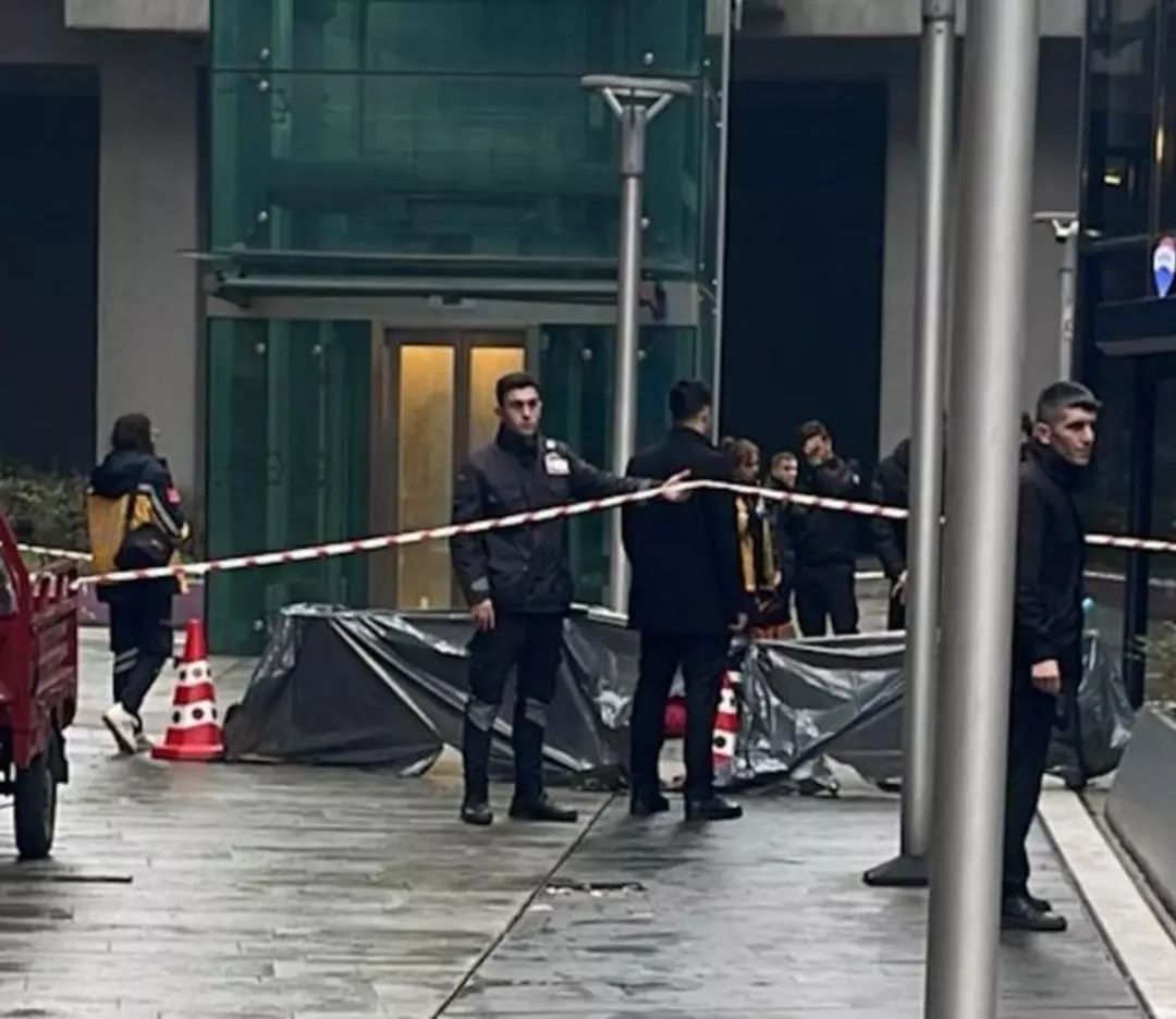 Erol Köse'nin cenaze töreninde dikkat çeken görüntü! "Beni o isme emanet edin" demişti... 15 koruma tuttu! 1
