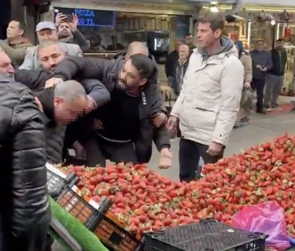 Adapazarı'nda çilek savaşı! Zabıtaya tekme tokat saldırdılar! Polis gelene kadar durmadılar... 1