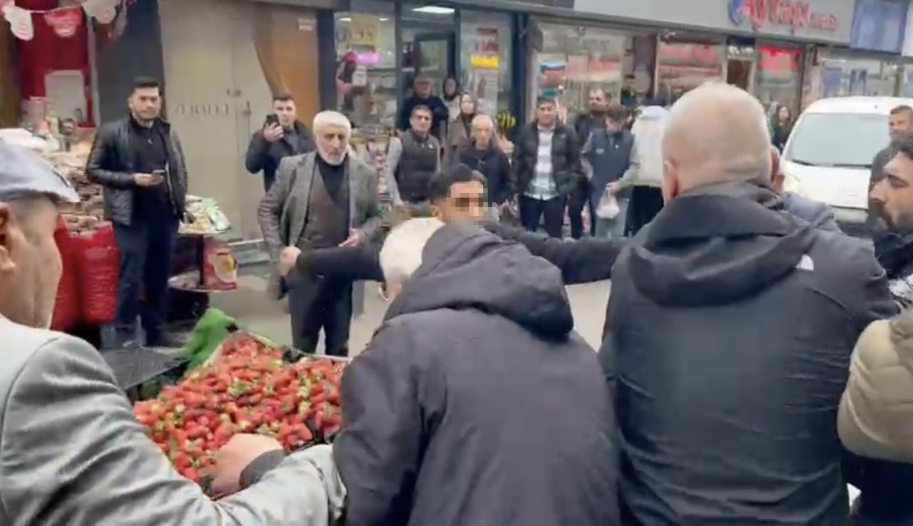 Adapazarı'nda çilek savaşı! Zabıtaya tekme tokat saldırdılar! Polis gelene kadar durmadılar... 2