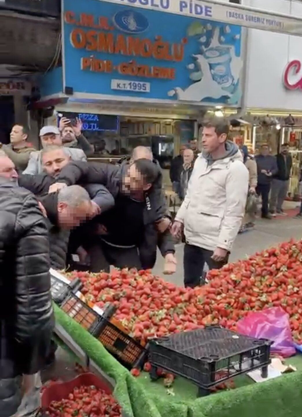 Adapazarı'nda çilek savaşı! Zabıtaya tekme tokat saldırdılar! Polis gelene kadar durmadılar... 4