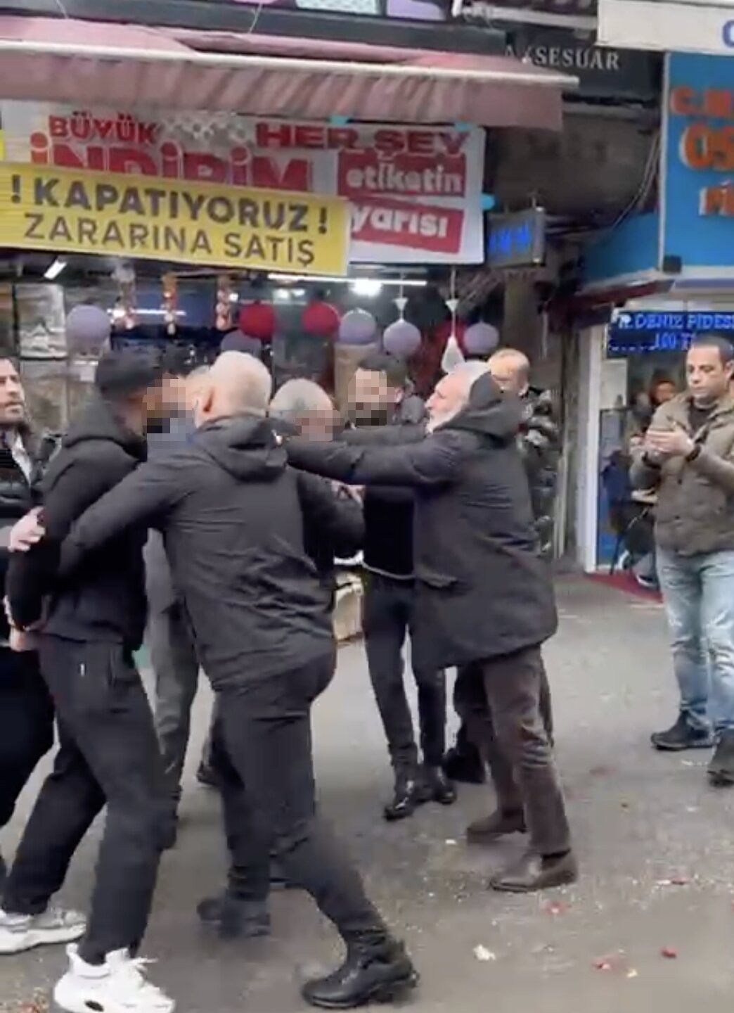Adapazarı'nda çilek savaşı! Zabıtaya tekme tokat saldırdılar! Polis gelene kadar durmadılar... 5